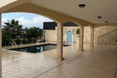 Вилла с 5 спальнями в Лимассол, Лимасол,  № 49503