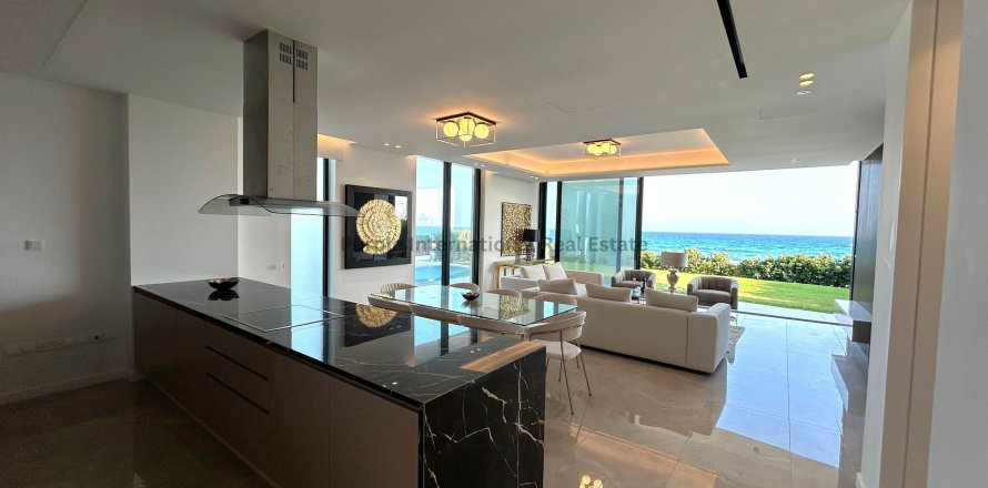 4 bedrooms Villa in Ayia Napa, Ammochostos,  No. 39099