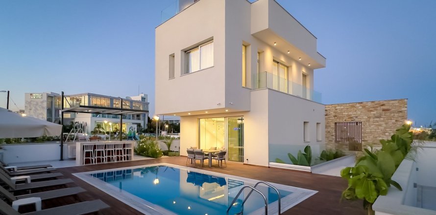 4 bedrooms Villa in Ayia Napa, Ammochostos,  No. 42829