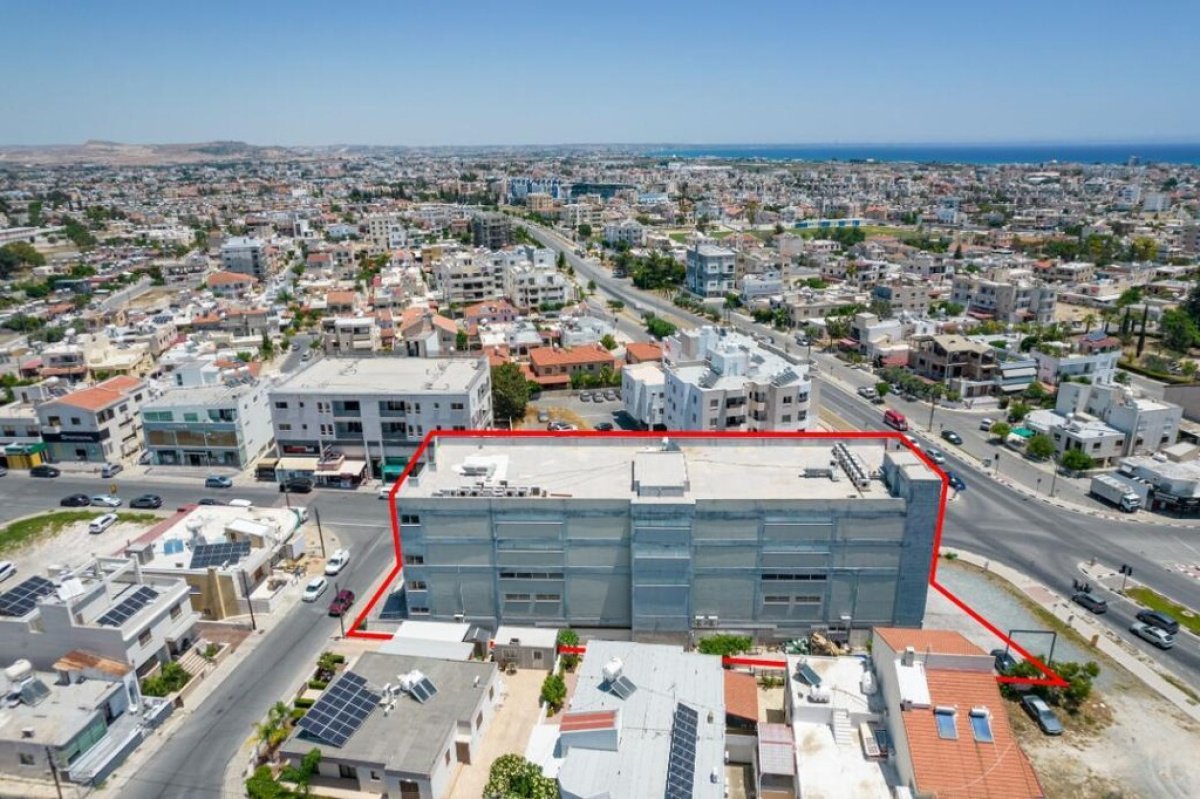2100m2 Propriété commerciale à Larnaca, Larnaka, Chypre No. 37958