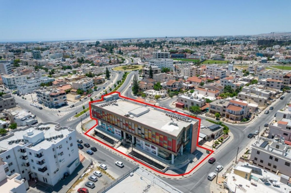 2100m2 Propriété commerciale à Larnaca, Larnaka, Chypre No. 37958