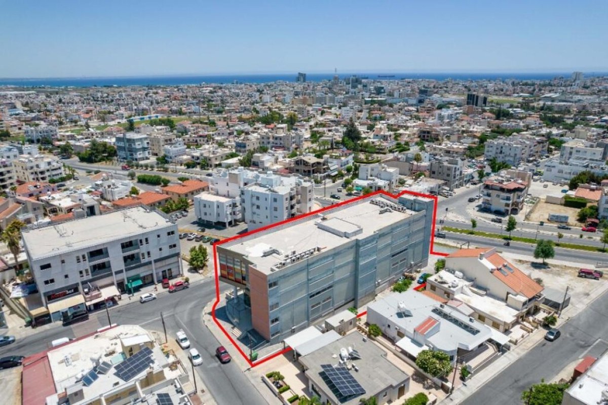 2100m2 Propriété commerciale à Larnaca, Larnaka, Chypre No. 37958