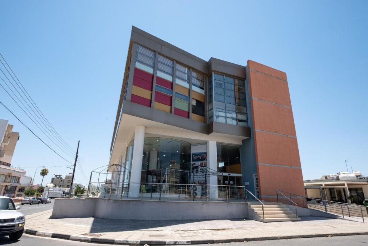 2100m2 Propriété commerciale à Larnaca, Larnaka, Chypre No. 37958