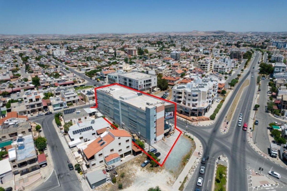 2100m2 Propriété commerciale à Larnaca, Larnaka, Chypre No. 37958