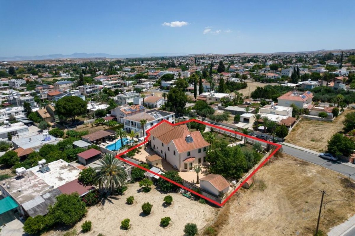 330m2 Villa à Nicosia, Chypre No. 37955