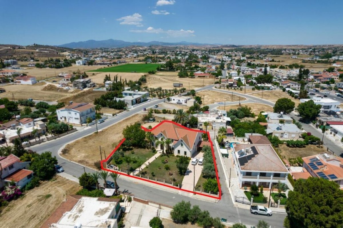 330m2 Villa à Nicosia, Chypre No. 37955