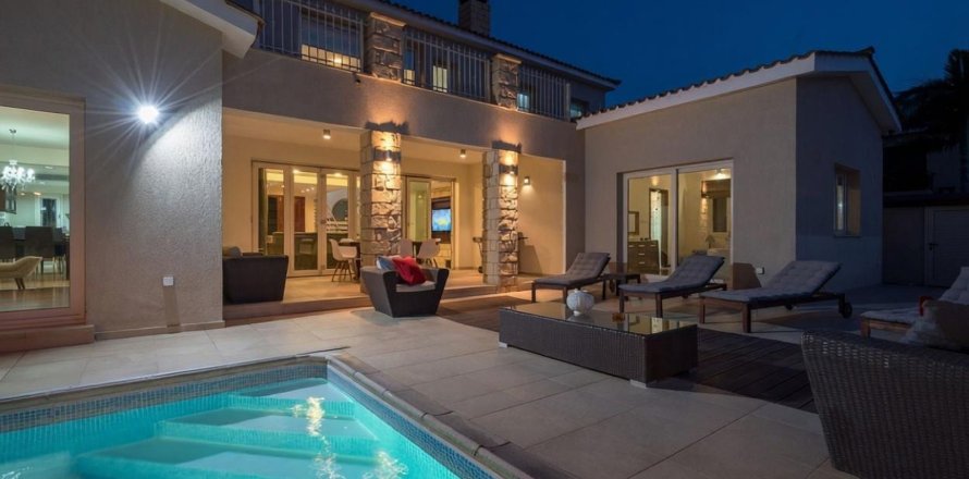 6 bedrooms Villa in Paphos,  No. 46825