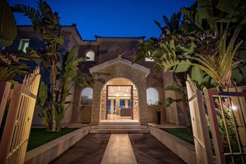 6 bedrooms Villa in Paphos,  No. 46825 3