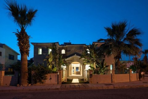 6 bedrooms Villa in Paphos,  No. 46825 4
