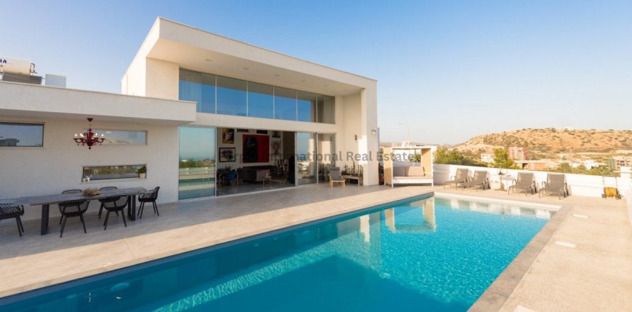 3 bedrooms Bungalow in Germasogeia, Limassol, No. 39109