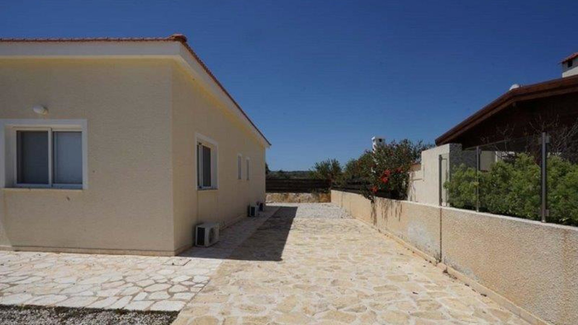 3 bedrooms Bungalow in Pissouri, Limassol, Cyprus No. 26091