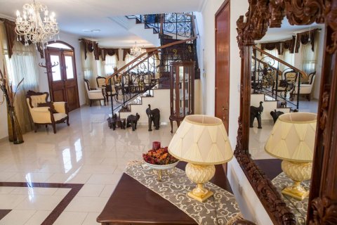 Вилла с 6 спальнями в Лимассол, Лимасол,  № 38266 4