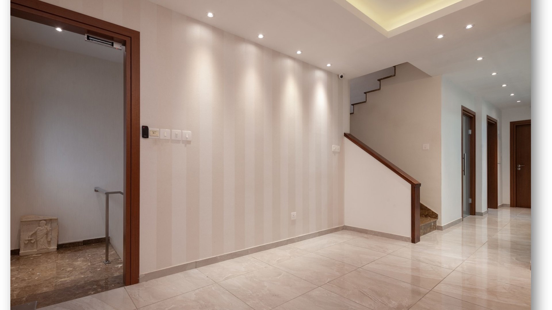315m2 Building in Limassol, Cyprus No. 26373