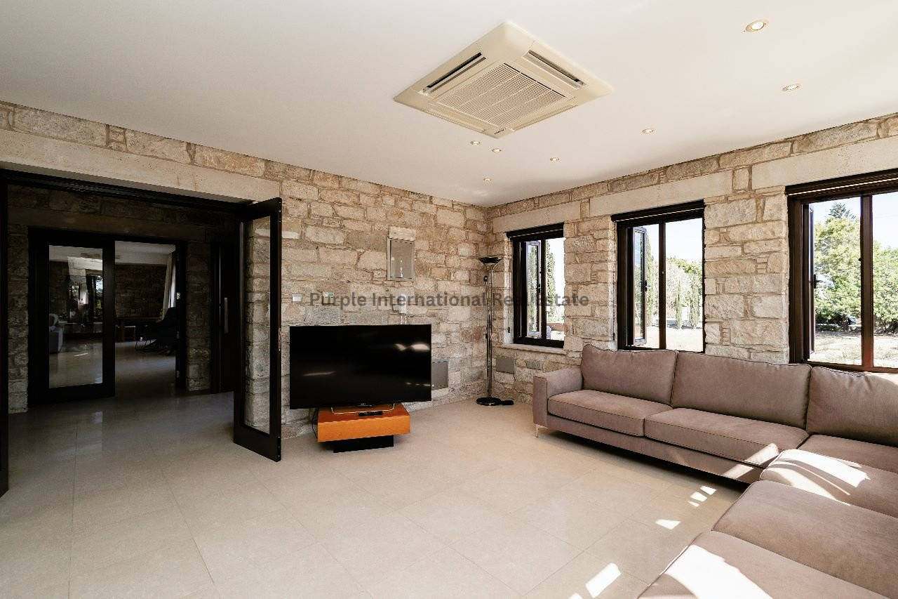 6 bedrooms Villa in Pervolia, Larnaka, Cyprus No. 35055