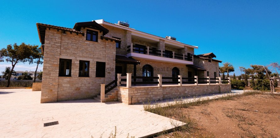 6 bedrooms Villa in Pervolia, Larnaka,  No. 35055