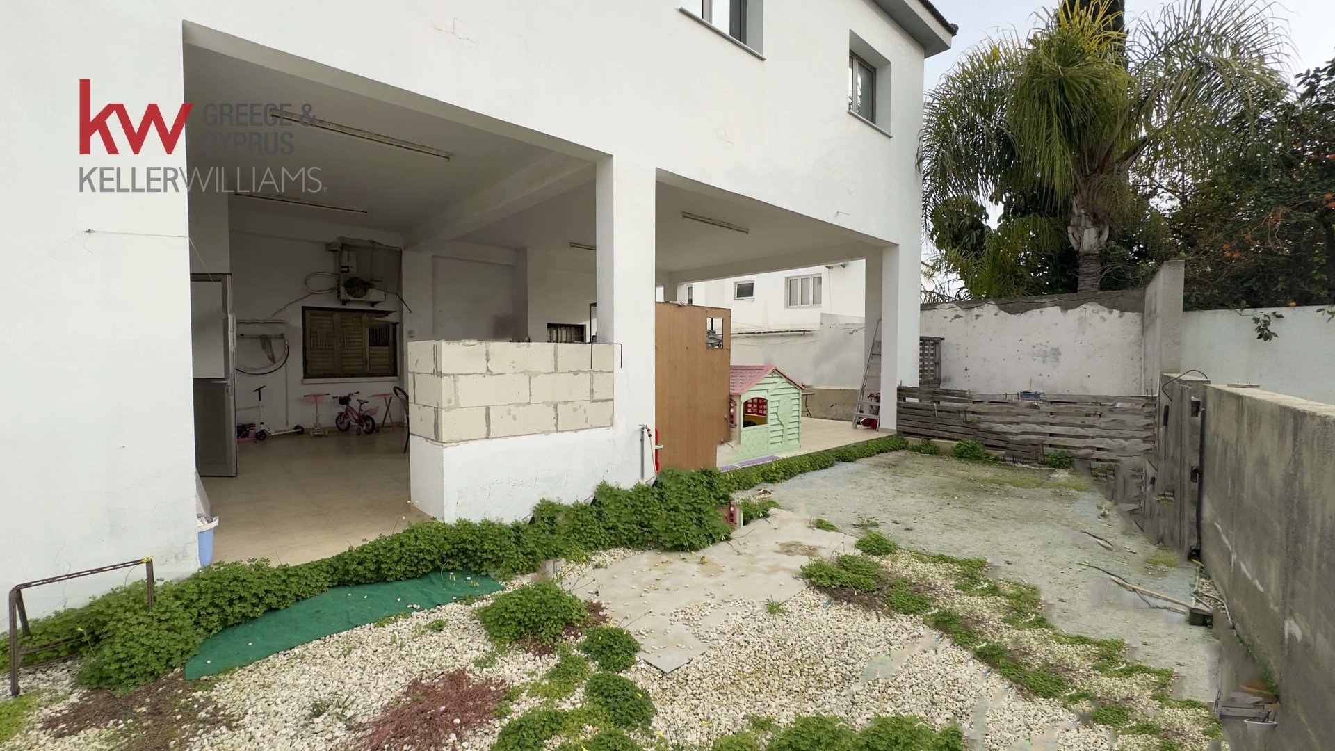7 bedrooms Townhouse in Larnaka, Cyprus No. 39567