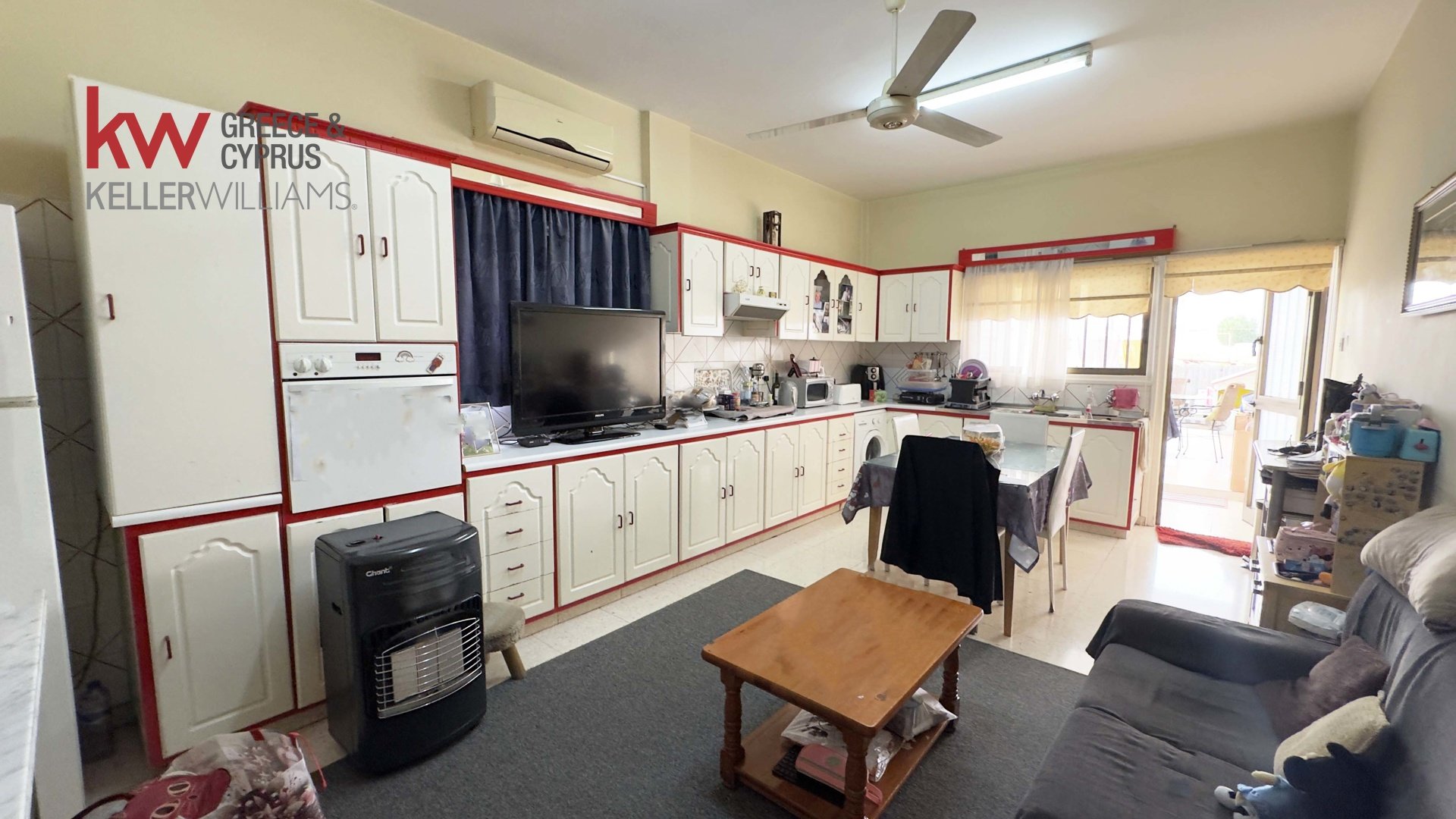 7 bedrooms Townhouse in Larnaka, Cyprus No. 39567