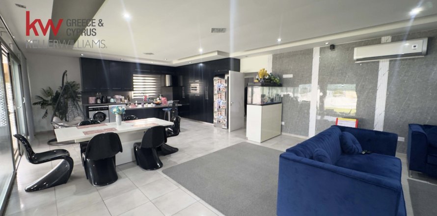 7 bedrooms Townhouse in Larnaka,  No. 39567