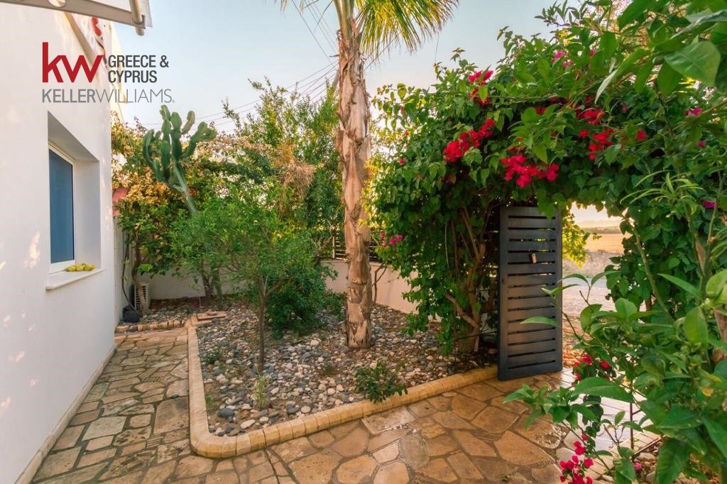 4 bedrooms Villa in Zygi, Larnaka, Cyprus No. 39564