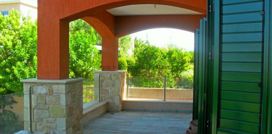 4 bedrooms Villa in Paphos, No. 36144