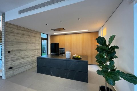 Вилла с 4 комнатами в Лимассол, Лимасол,  № 38953 3