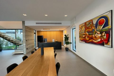 Вилла с 4 комнатами в Лимассол, Лимасол,  № 38953 2