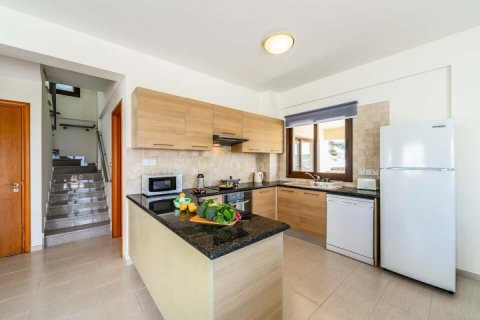 Вилла с 4 комнатами в Пафос,  № 38949 5