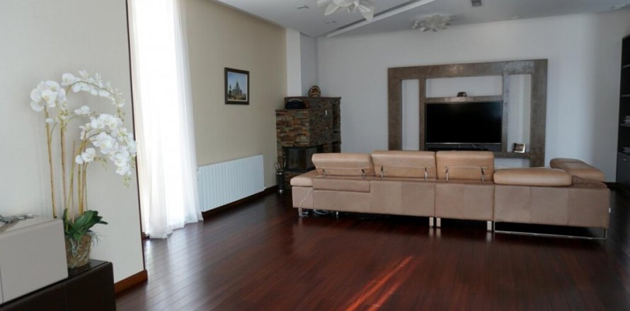 5 bedrooms Villa in Limassol,  No. 38700