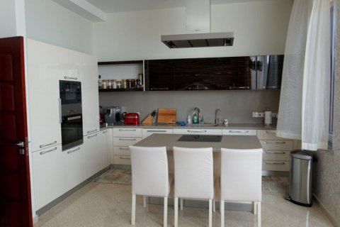 5 bedrooms Villa in Limassol,  No. 38700 6