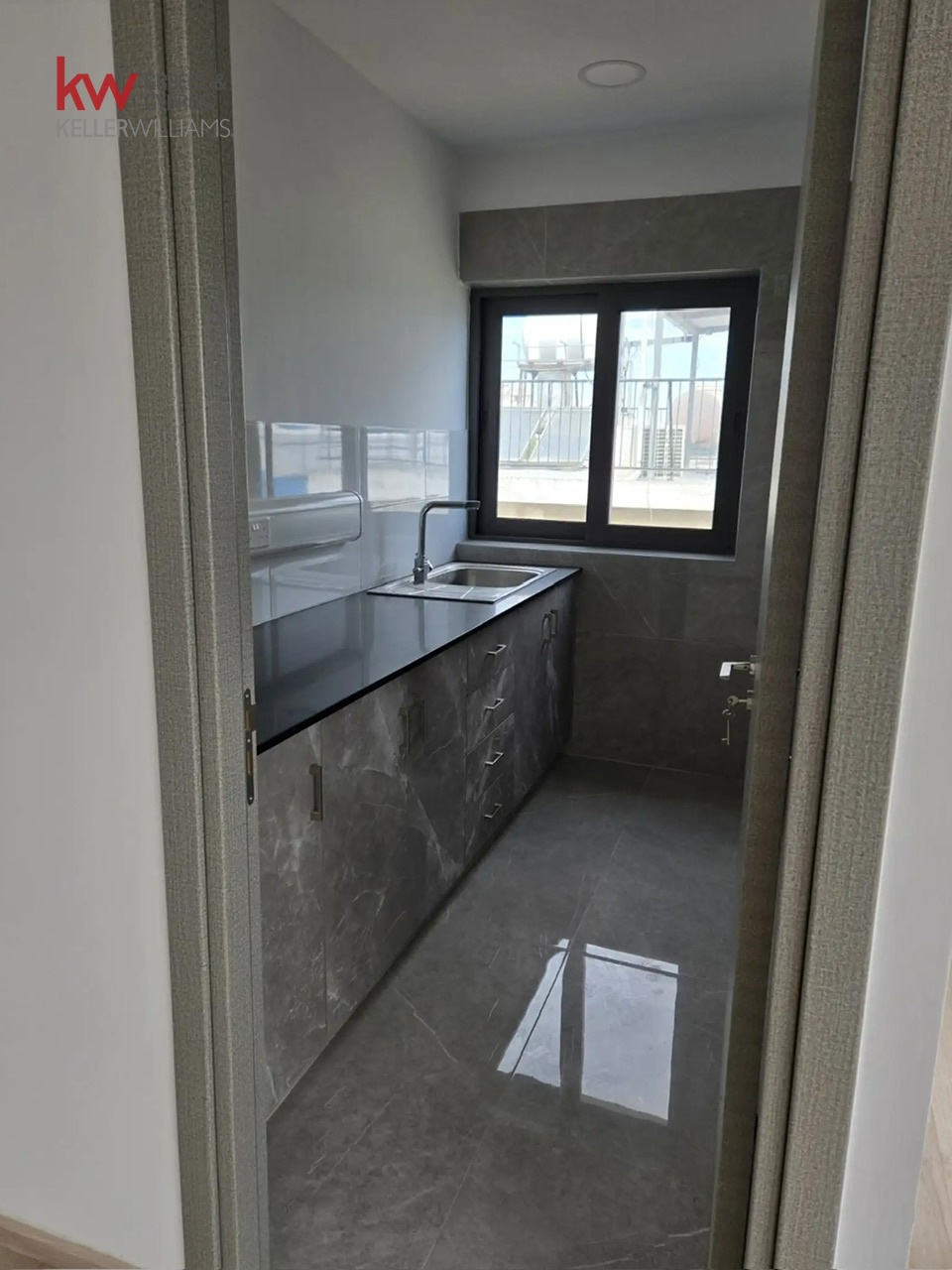 3 pièces Bureau à Larnaca, Larnaka, Chypre No. 40496
