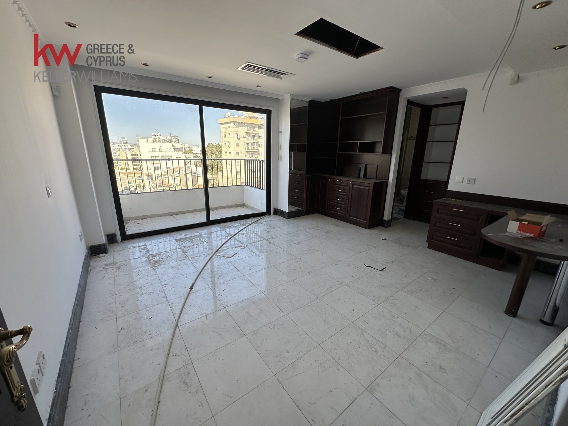 Офис с 4 комнатами в Ларнака, Кипр № 39827