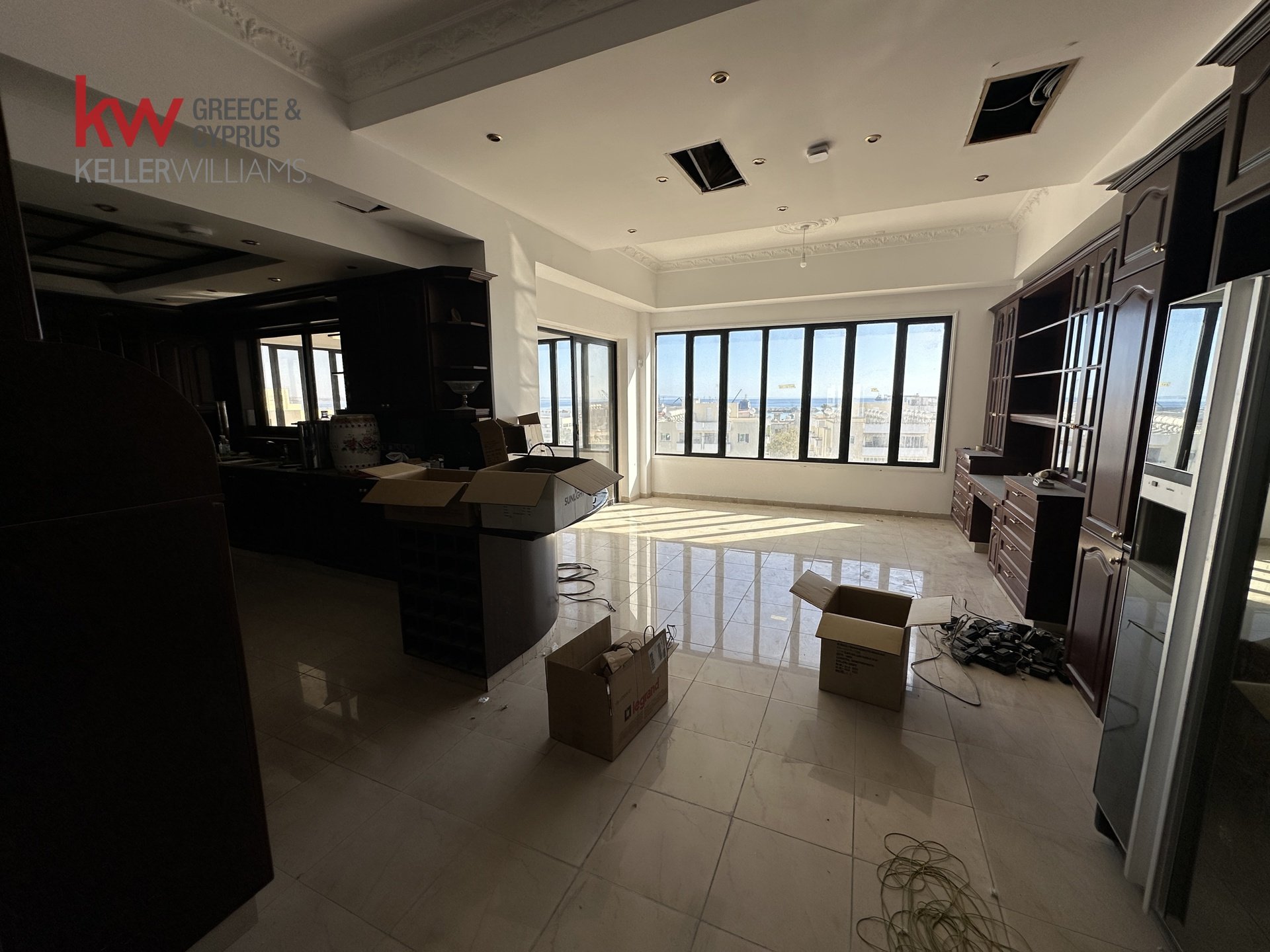 Офис с 4 комнатами в Ларнака, Кипр № 39827
