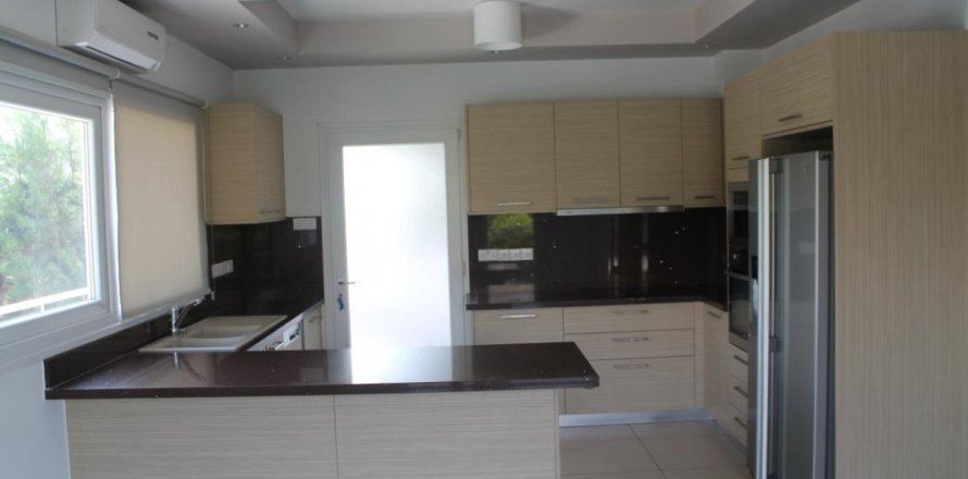 Вилла с 5 спальнями в Лимассол, Лимасол,  № 38343