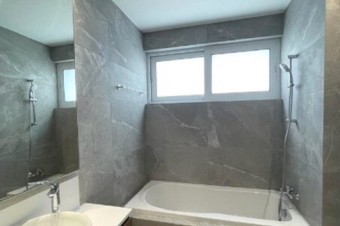 Квартира с 4 комнатами в Никосия,  № 38944 7