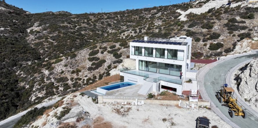 8 bedrooms Villa in Agios Tychonas, Limassol, No. 45027