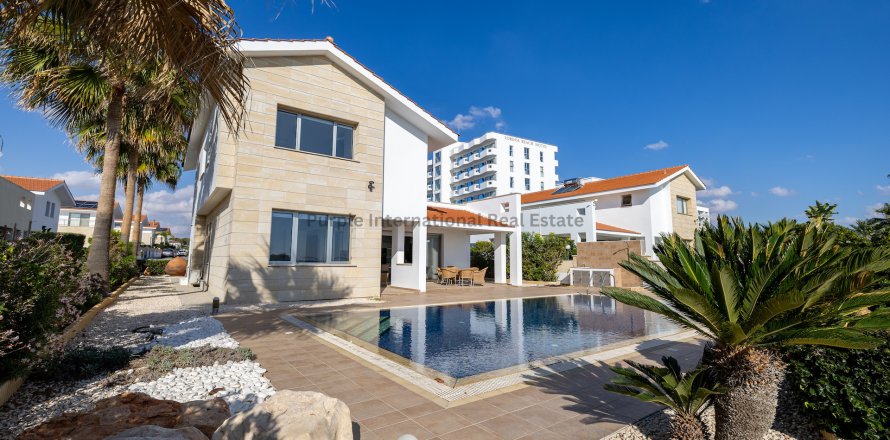 4 bedrooms Villa in Larnaka,  No. 39175