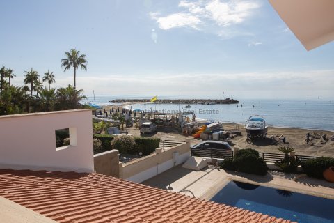 4 bedrooms Villa in Larnaka,  No. 39175 5