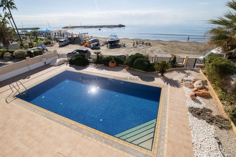 4 bedrooms Villa in Larnaka,  No. 39175 6