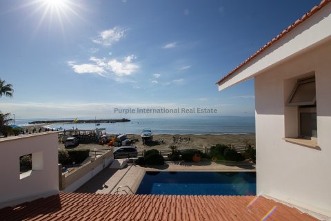 4 bedrooms Villa in Larnaka,  No. 39175 4