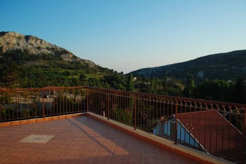 5 bedrooms Villa in Moniatis, Limassol, Cyprus No. 25613