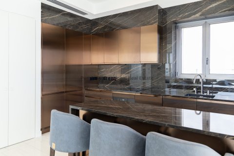 3 bedrooms Apartment in Limassol,  No. 37601 7