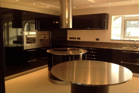 5 bedrooms Apartment in Limassol, No. 38283 3