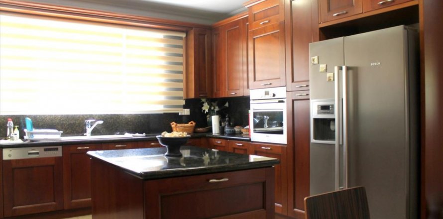 4 bedrooms Villa in Limassol, No. 38280