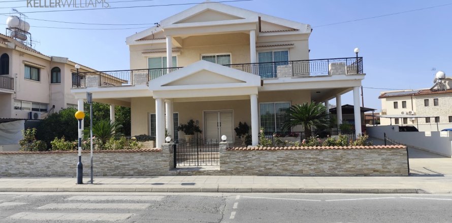 4 bedrooms Townhouse in Larnaka,  No. 40598