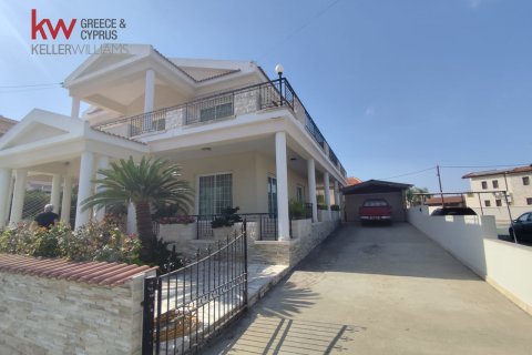 4 bedrooms Townhouse in Larnaka,  No. 40598 2