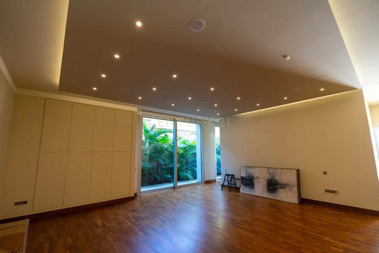 6 bedrooms Villa in Germasogeia, Limassol, Cyprus No. 32584