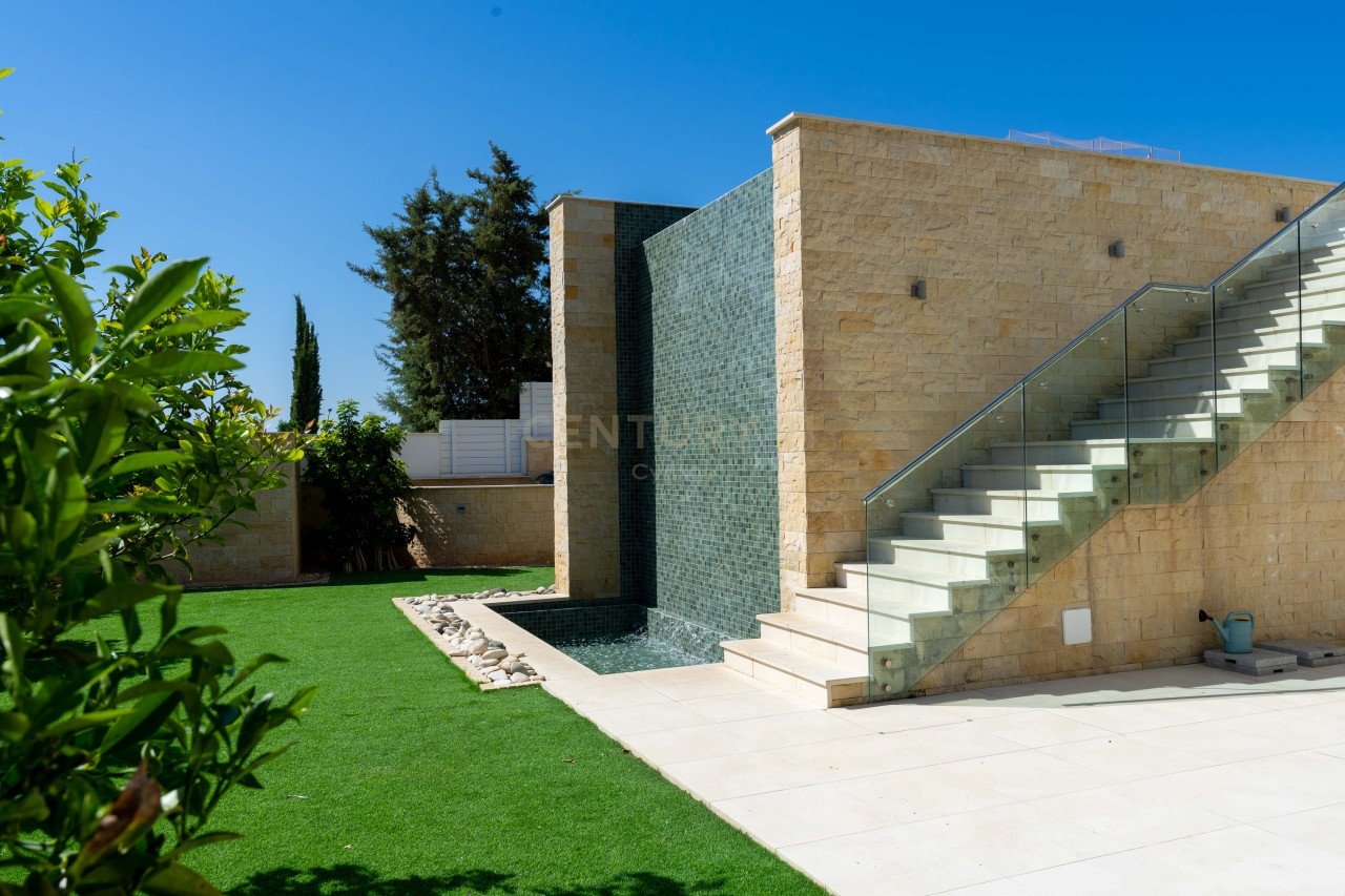 6 bedrooms Villa in Germasogeia, Limassol, Cyprus No. 32584