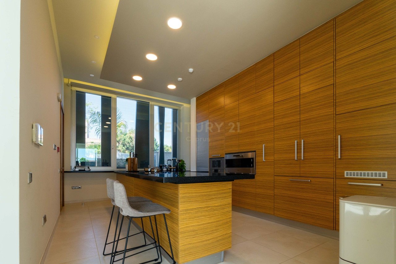 6 bedrooms Villa in Germasogeia, Limassol, Cyprus No. 32584