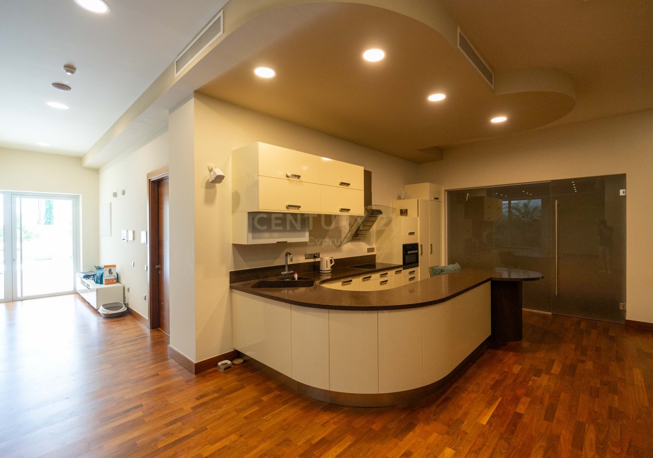 6 bedrooms Villa in Germasogeia, Limassol, Cyprus No. 32584