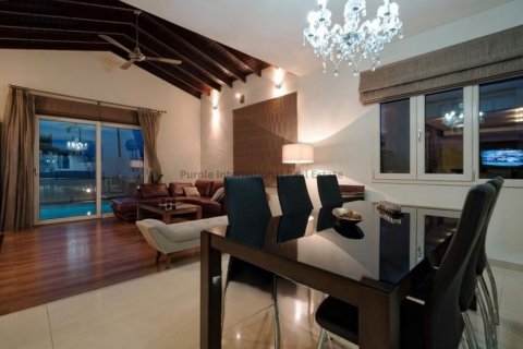 6 bedrooms Villa in Paphos,  No. 37891 3